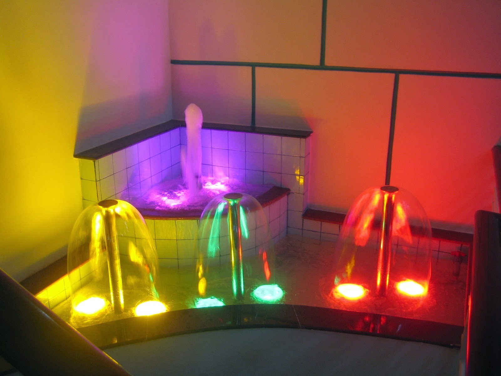 Hướng dẫn cách chọn đèn LED âm nước tốt nhất 2 Mua den led am nuoc gia re o dau huong dan cach chon den led am nuoc 1