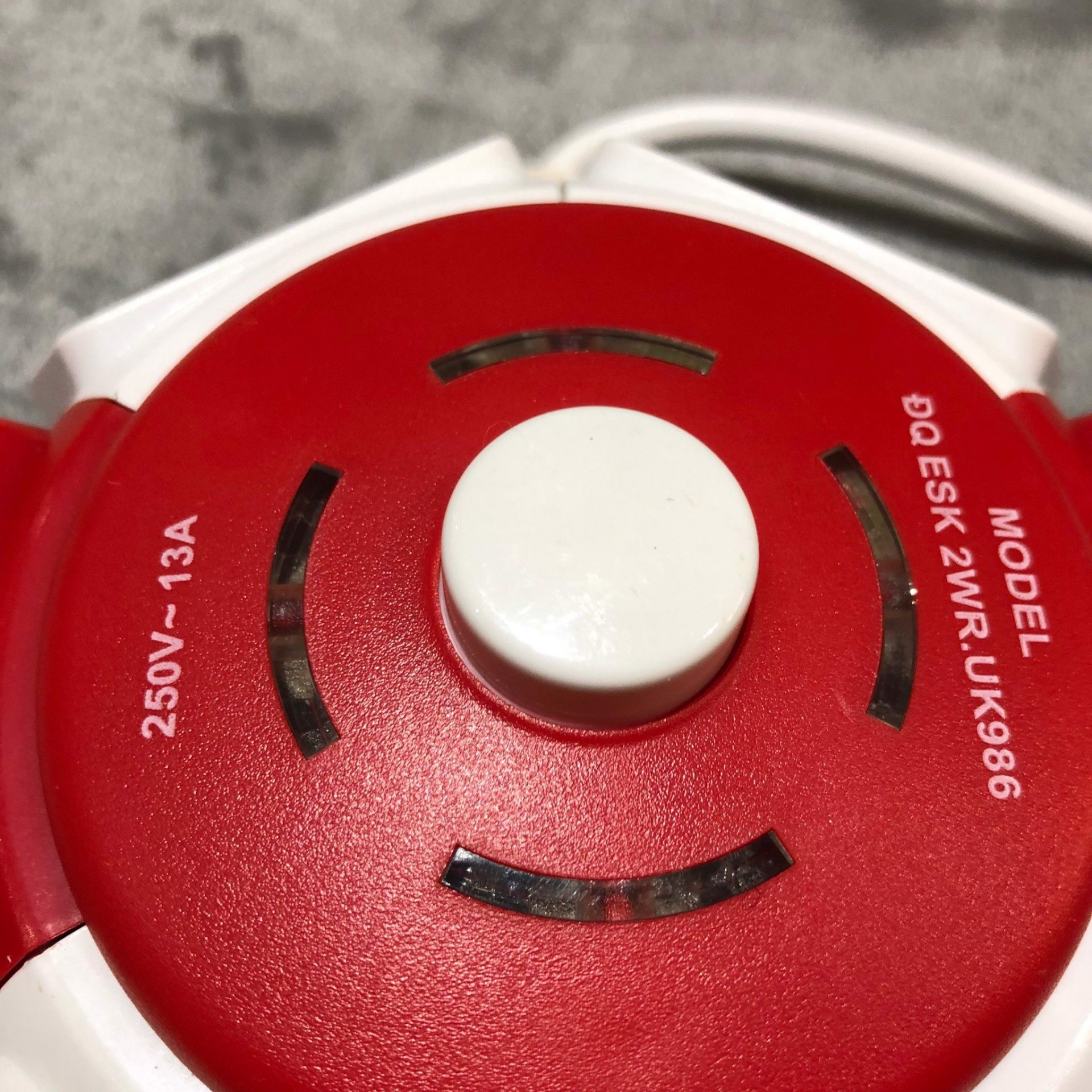 Ổ cắm Điện Quang ESK UK986 (Kiểu UFO 6 lỗ 3 chấu màu Trắng Đỏ) 2 Ổ cắm Điện Quang ESK.106 B (Kiểu UFO 6 lỗ 3 chấu) (Sao chép)