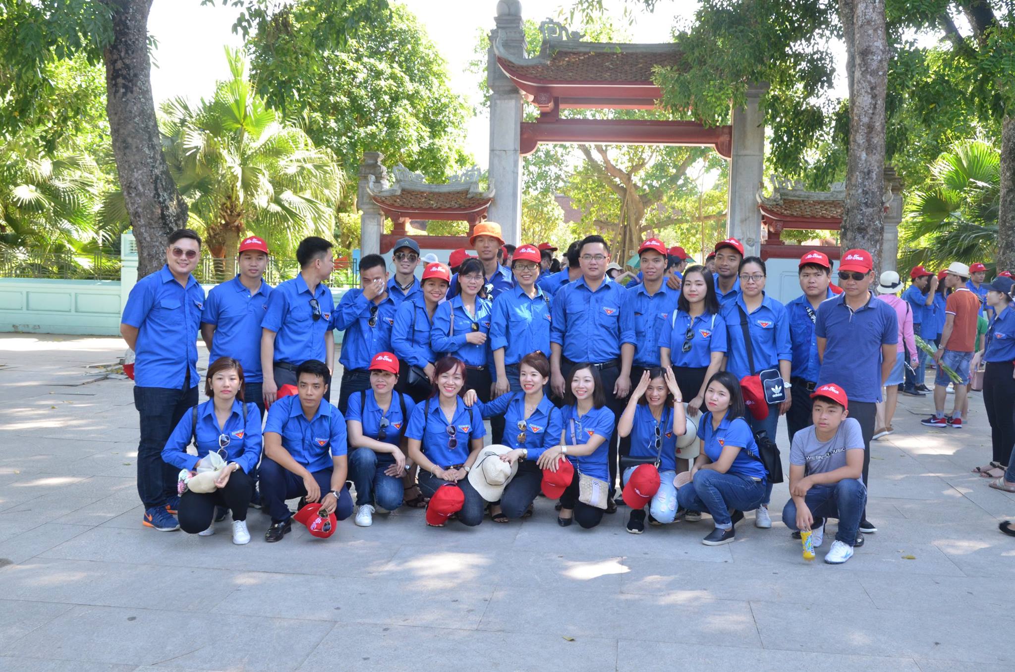 Hình Lưu Niệm Của đoàn Thanh Niên Hecico Tại Quê Bác