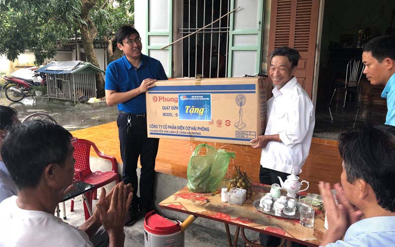 Những Phần Quà được Trao Tận Tay đến Người Dân