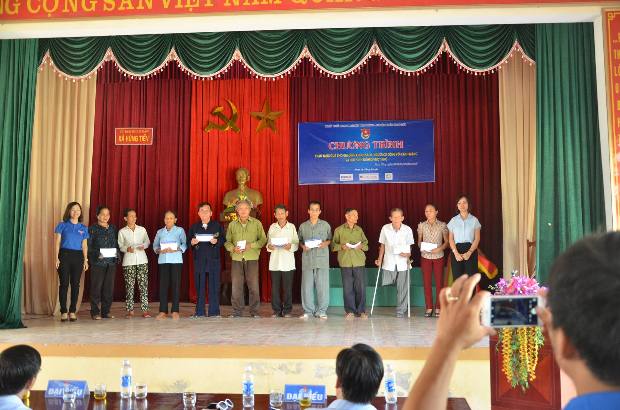 Tổ Chức Trao Quà Từ Thiện