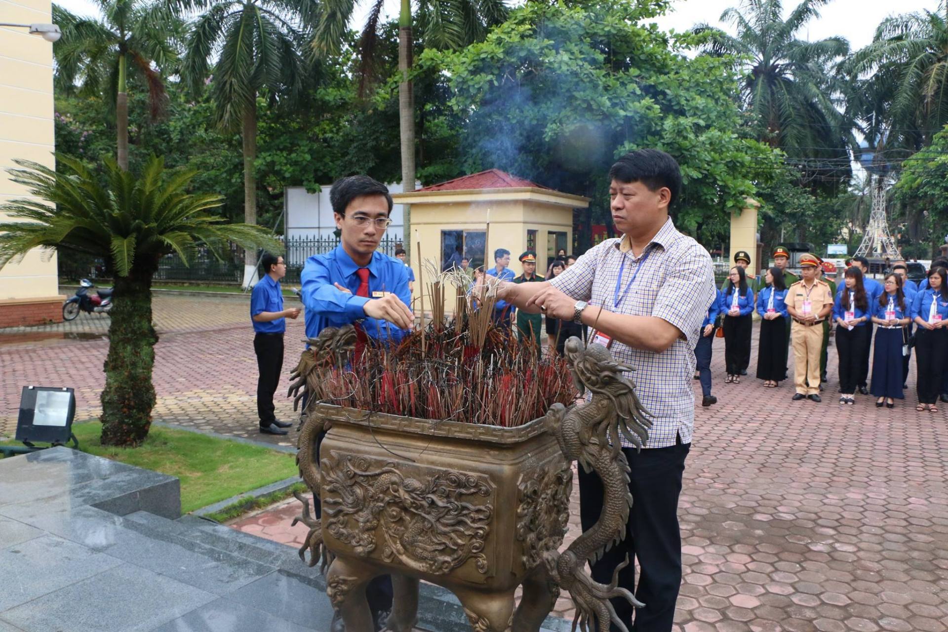 Liên hoan đoàn thanh niên tiên tiến làm theo lời Bác 2 Lễ dâng hương