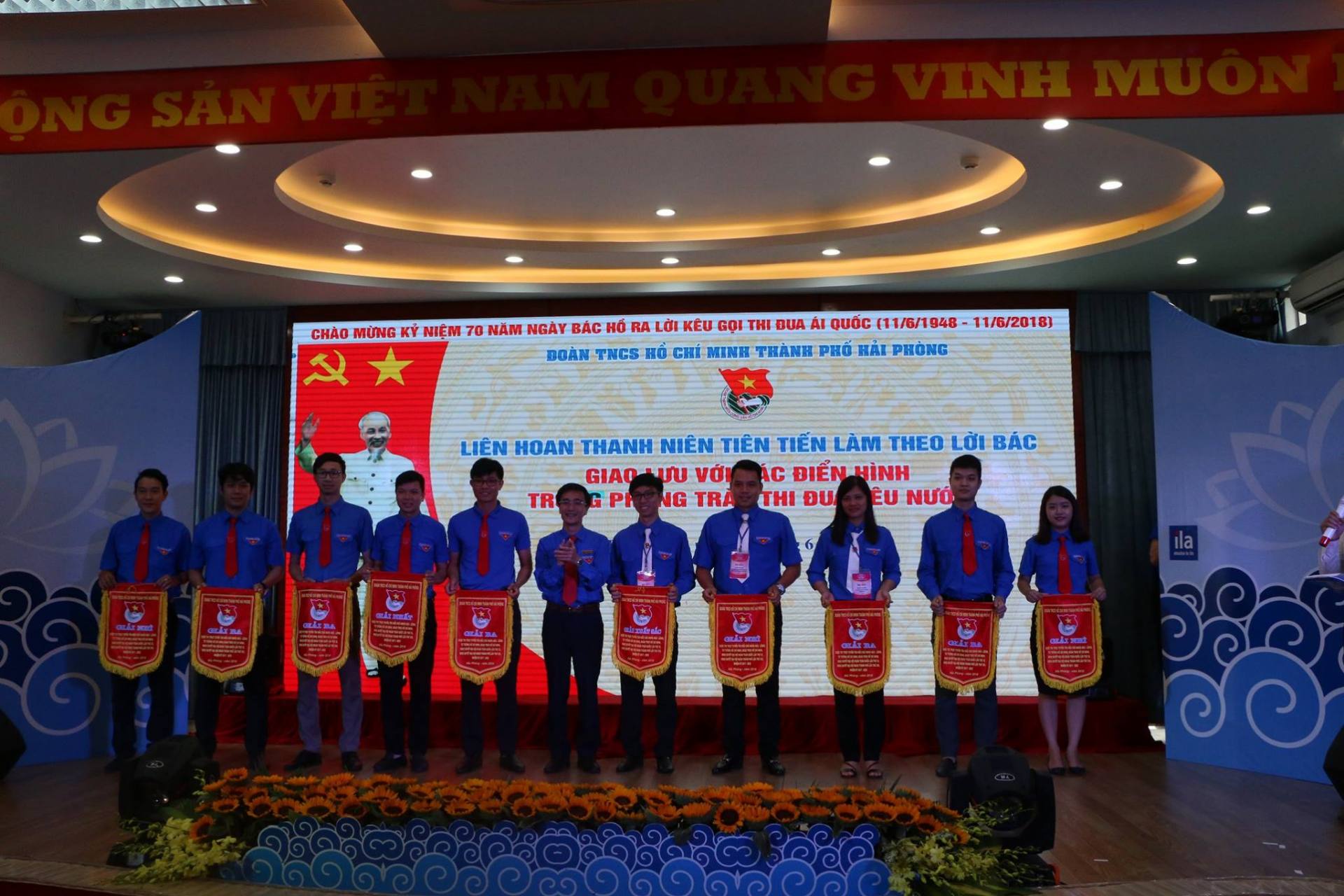 Liên hoan đoàn thanh niên tiên tiến làm theo lời Bác 4 Trao bằng cho cá nhân và tập thể xuất sắc