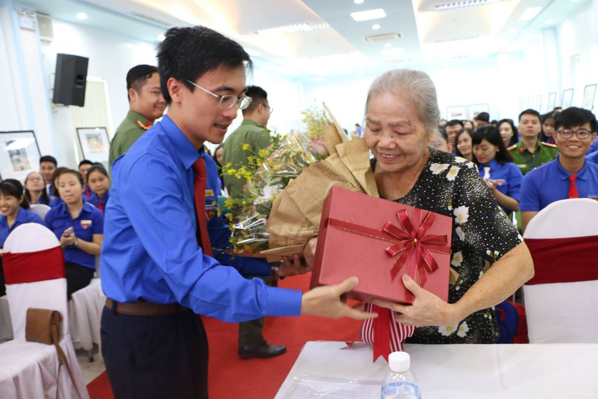 Liên hoan đoàn thanh niên tiên tiến làm theo lời Bác 6 Trao quà và hoa cho khách mời