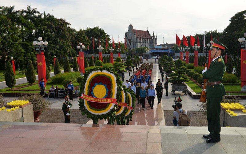 Lễ dâng hương nhân dịp 70 năm ngày thương binh liệt sĩ 3 Dâng Hoa