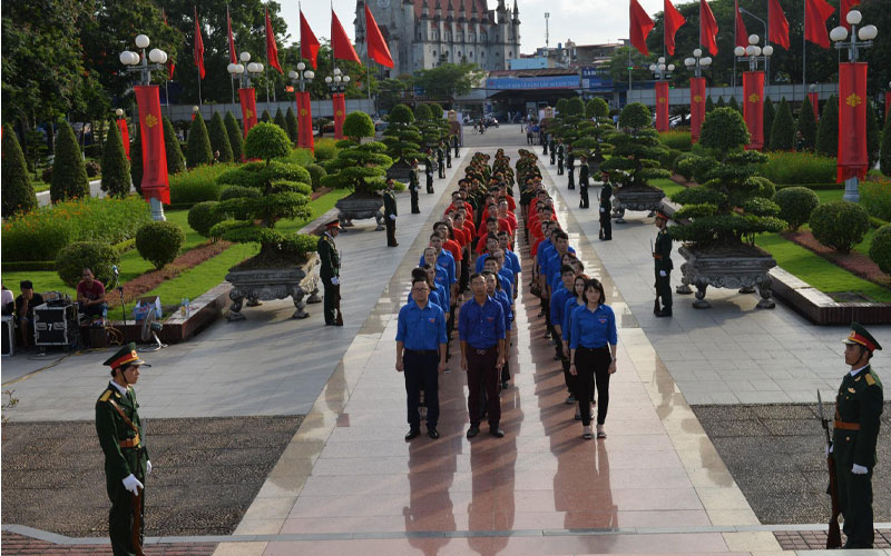 Lễ dâng hương nhân dịp 70 năm ngày thương binh liệt sĩ 5 Đoàn Thanh Niên Và Cán Bộ Chiến Sỹ Trong Lễ Dâng Hương