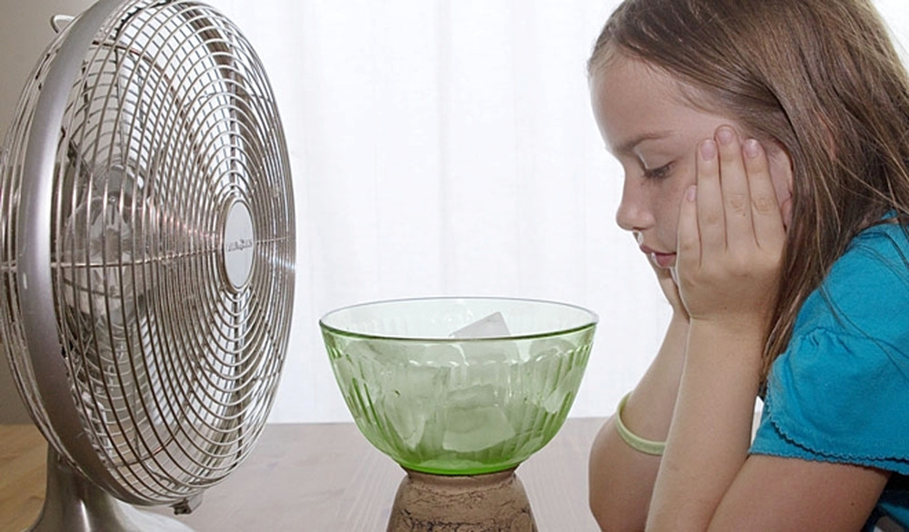 Cách sử dụng quạt điện đúng cách và an toàn cho sức khỏe 3 4 Sai Lầm Khi Dùng Quạt điện Mùa Nắng Nóng Ai Cũng Mắc Phải