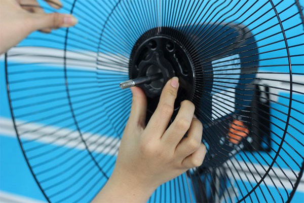 Hướng dẫn 8 bước lắp quạt treo tường chi tiết nhất 3 Gắn khung viền vào lồng quạt trước sau đó đưa lồng quạt trước vào vị trí.