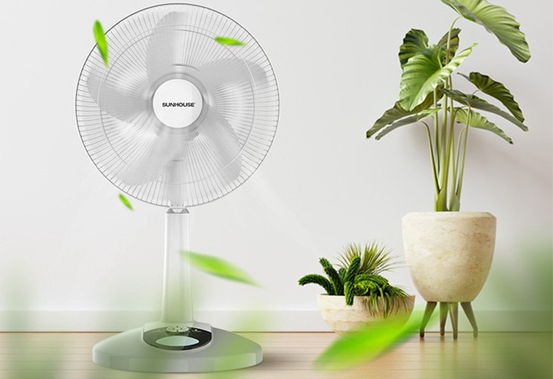 Giải đáp vừa dùng vừa sạc quạt tích điện có sao không? 1 Giải đáp vừa dùng vừa sạc quạt tích điện có sao không?